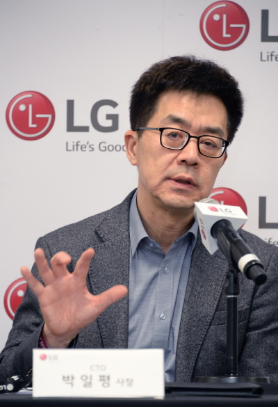 LG전자 CTO 박일평 사장이 현지시간 9일 미국 라스베이거스에서 기자간담회를 열고 인공지능 분야를 선도하기 위한 LG전자의 기술전략에 대해 밝혔다. / 사진=LG전자