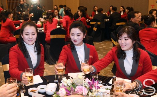 [머니S포토] 활짝 웃으며 건배하는 북한 응원단