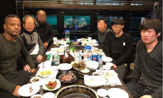 박지성 유스전략본부장의 지인들과 식사를 하고 있는 파트리스 에브라. /사진=파트리스 에브라 인스타그램 캡처