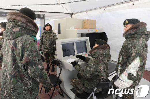 지난 6일 강원도 강릉 아이스아레나에서 군인들이 2018 평창동계올림픽 경기장 출입 보안 업무에 나서고 있다. /사진=뉴스1