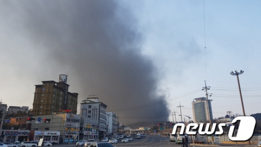 강원도 강릉시 회산동 아파트 공사현장에 화재가 발생해 연기가 치솟고 있다../사진=뉴스1(독자제공)