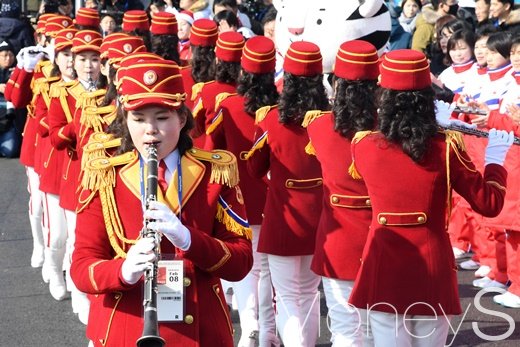 [머니S포토] 줄지어 공연하는 북한 응원단