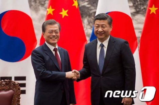문재인 대통령과 시진핑 중국 국가주석이 
 지난해 12월 베이징 인민대회당 서대청에서 열린 MOU 서명식을 마치고 악수하고 있다. / 사진=뉴스1