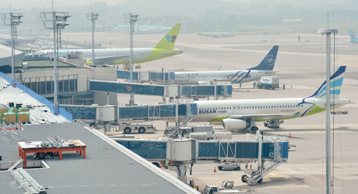 김포공항 계류장에 서있는 저비용항공사 항공기들. /사진=뉴스1 DB