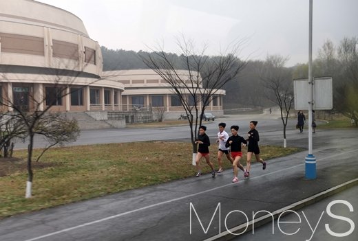 [머니S포토] 체육촌에서 조깅 중인 북한 청년들