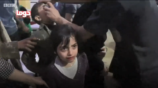시리아 화학무기 공격. 얼굴을 소독받고 있는 시리아 어린이. /사진=BBC 캡처