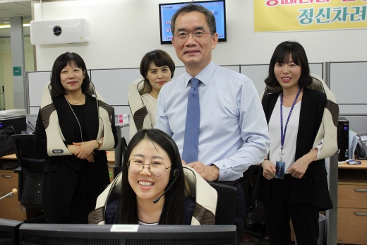 하나생명 주재중 사장이 13일 대전에 위치한 고객지원센터 상담사들에게 안마기를 선물하고 직원들과 현장에 관한 이야기를 나누고 있다.