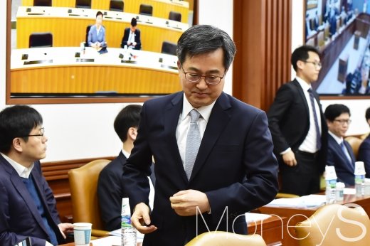 [머니S포토] 경제관계장관회의 참석한 김동연 부총리