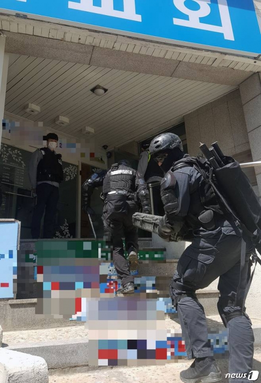 16일 서울 마포구의 한 요양원에서 60대 남성이 흉기 난동을 벌여 경찰 특공대가 투입되고 있다. /사진=뉴스1
