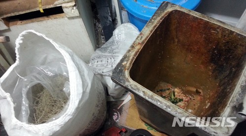 한 '맛집' 주방에서 놓여 있던 주요 식재료 '당면' 옆에 음식물 쓰레기통이 버젓이 놓여있다. /사진=뉴시스(부산지방경찰청 제공)