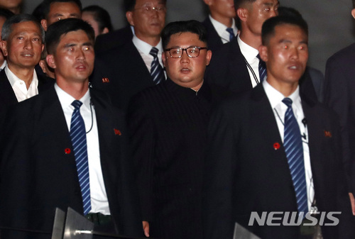 북미정상회담을 하루 앞둔 지난 11일 오후 김정은 북한 국무위원장이 싱가포르 에스플러네이드 인근 다리에서 야경을 감상하고 있다./사진=뉴시스