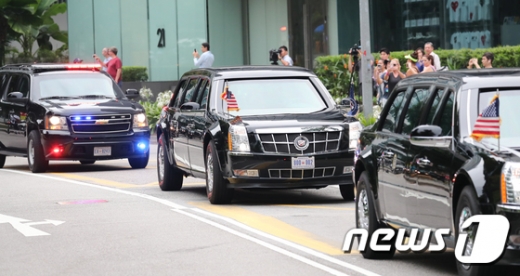 도널드 트럼프 미국 대통령이 12일 북미정상회담을 위해 전용차량을 타고 싱가포르 샹그릴라 호텔을 떠나 카펠라 호텔로 향하고 있다. /사진=뉴스1