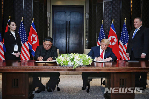 12일 김정은 북한 국무위원장과 도널드 트럼프 미국 대통령이 싱가포르 센토사섬 카펠라 호텔에서 북미정상회담 합의문 서명하고 있다. /사진=뉴시스(싱가포르 통신정보부 제공)