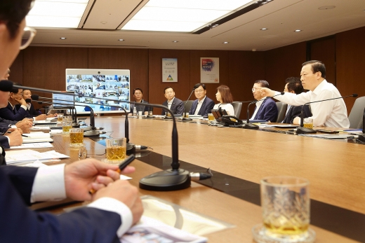 지난 18일 을지로 본점에서 김도진 은행장(오른쪽 끝)을 비롯한 기업은행 임직원들이 영상회의시스템 시연회를 갖고 있는 모습. 사진=IBK기업은행 