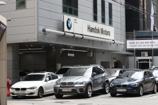 BMW 리콜 대상 차량에 대한 운행정지 명령이 내려진 최근 서울 시내의 한 BMW 서비스센터에 차량들이 주차된 모습. /사진=뉴시스 김선웅 기자