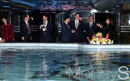 최태원 SK 회장이 19일 저녁 북한을 대표하는 식당 중 하나인 평양 대동강구역 '대동강 수산물 식당'을 찾아 문재인 대통령과 김정은 국무위원장 만찬에 앞서 실내 수조를 촬영하고 있다.