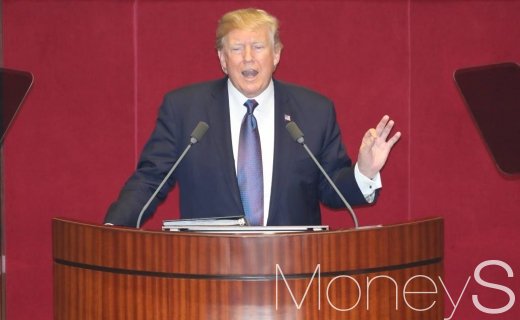 도날드 트럼프 미국 대통령이 지난해 7월 서울 여의도 국회를 방문해 본회의장에서  연설을 하고 있다. /사진=머니S DB