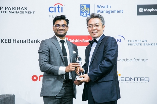 KEB하나은행이 지난 12일(현지시간) 싱가포르 인터컨티넨탈호텔(The Intercontinental Hotel)에서 개최된 금융전문지 PBI(Private Banker International)의 ‘제28회 Global Wealth Summit and Awards 2018’에서 '글로벌 혁신 비즈니스모델 우수 PB은행상', '남아시아 지역부문 우수 PB은행상', 'M&A를 통한 성장전략 보유 우수 PB은행상' 등 세 부문을 석권했다. 배종우 올림픽선수촌 PB센터지점장(오른쪽)이 무바라크 마사우드 PBI 사업개발부문 이사와 기념촬영을 하고 있다./사진=KEB하나은행