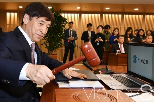 이주열 한국은행 총재가 18일 서울 중구 한국은행에서 열린 금융통화위원회 회의에서 의사봉을 두드리고 있다./사진=임한별 기자