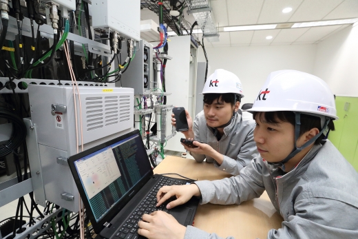 서울 서초구 우면동 KT 공공안전통신망 기술검증센터에서 연구원들이 재난망 통신을 테스트하고 있다. /tㅏ진=KT