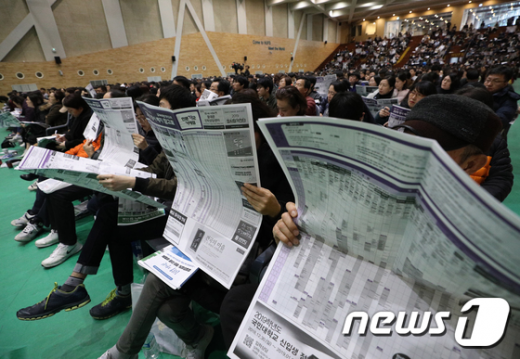 지난달 18일 오후 서울 동대문구 한국외국어대학교에서 유웨이중앙교육 주최로 열린 2019 정시 가채점 입시 전략 설명회에서 참가자들이 설명을 듣고 있다. /사진=뉴스1