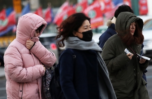 서울 광화문네거리를 지나는 시민들. /사진=뉴스1