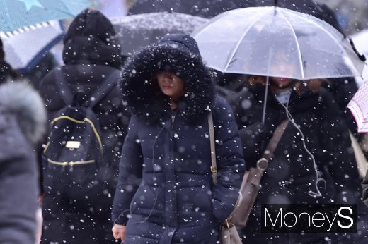 서울을 비롯한 중부지방에 눈이 내리는 가운데 15일 오전 서울 중구 광화문사거리에서 시민들이 출근길 발걸음을 재촉하고 있다. /사진=장동규 기자