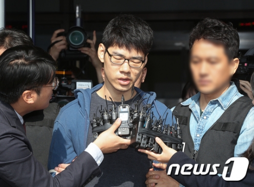 PC방 아르바이트생을 살해한 혐의로 구속된 피의자 김성수(29)가 지난해 10월22일 오전 정신감정을 받기 위해 서울 양천경찰서를 나서는 모습. /사진=뉴스1