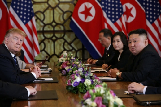 확대정상회담 중인 도널드 트럼프 미국 대통령과 김정은 북한 국무위원장./사진=로이터