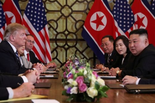 확대정상회담을 하고 있는 도널드 트럼프 미국 대통령과 김정은 북한 국무위원장./사진=로이터