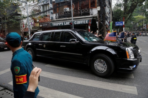 도널드 트럼프 미국 대통령을 태운 차량이 28일(현지시간) 김정은 북한 국무위원장과 정상회담을 가진 베트남 하노이 소피텔 레전드 메트로폴 호텔에서 숙소이자 기자회견 장소인 메리어트 호텔로 돌아가고 있다./사진=로이터