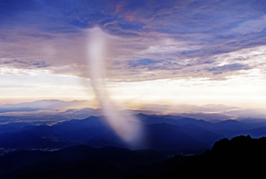 가야산에서 먹구름 사이 소나기를 촬영한 대상 ‘소나기’/사진제공=국립부산과학관