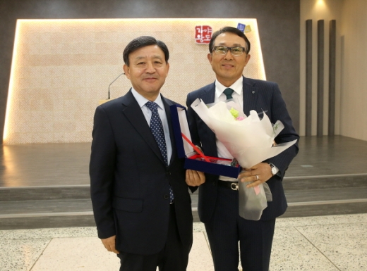 신판갑 성일정판 대표(65, 오른쪽)가 김해시 ‘자랑스러운 CEO 상’을 수상했다./사진제공=김해시
