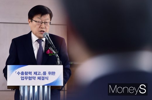 [머니S포토] 산업부 장관 바라보는 김영주 무역협회장