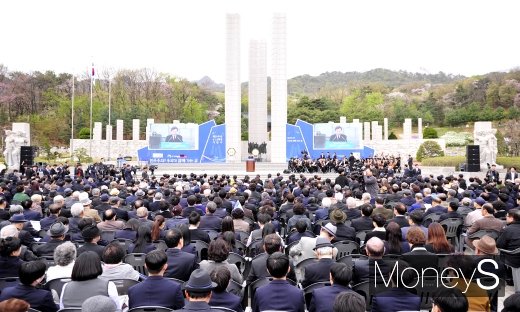 [머니S포토] 59주년 4.19혁명 기념사 하는 이낙연 총리
