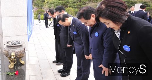 [머니S포토] 4.19혁명 기념식에서 분향하는 홍영표·박영선