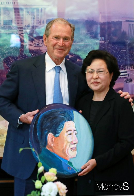 [머니S포토] 직접 그린 초상화 선물하는 조지 W 부시 전 미국 대통령