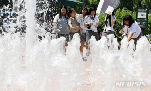 때 이른 무더운 날씨를 보인 지난 23일 오후 서울 중구 서울광장에서 학생들이 분수대를 보며 더위를 식히고 있다./사진=뉴시스