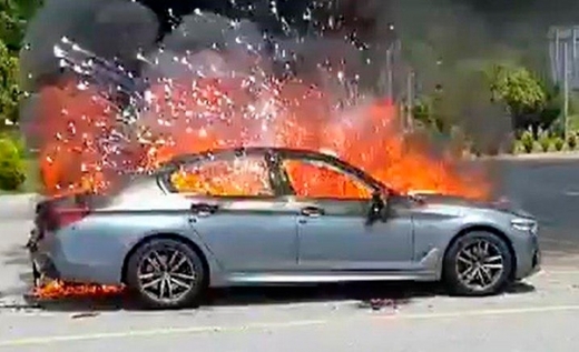 25일 오전 전남 해남군 송지면 도로를 운행하던 BMW 차량에 불이 난 모습. /사진=전남 해남소방서 제공