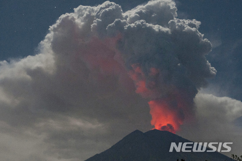지난해 6월29일 폭발한 인도네시아 발리섬 아궁 화산의 모습/사진=뉴시스