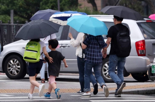 남서쪽에서 오는 저기압의 영향으로 비가 내린 지난 6일 오후 서울 광화문네거리 인근에서 시민들이 발걸음을 옮기고 있다. /사진=머니투데이 DB
