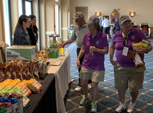 최근 미국 뉴저지주 스톡턴시뷰골프클럽(Stockton Seaview Golf Club)에서 개최된 프로골프대회인 숍라이트(ShopRite) LPGA 클래식에 참가선수 및 관람 갤러리들이 한국 농식품을 둘러보고 있다./사진제공=aT
