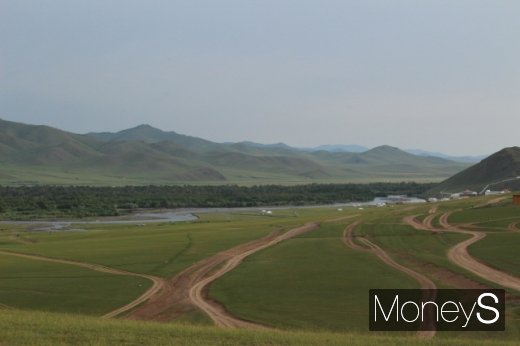 "저 길을 달린다"… 고요한 몽골 대초원과 툴강