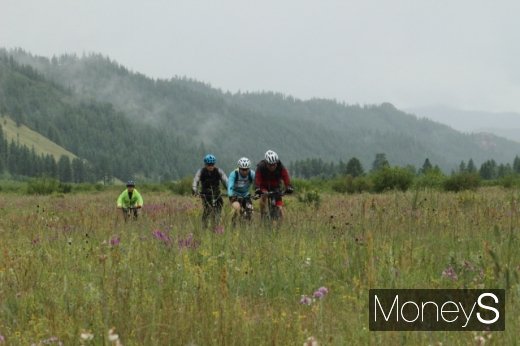 빗속 자전거여행도 괜찮아… 야생화 핀 몽골 대초원
