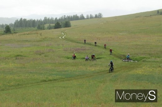 강물·습지·언덕… 원시의 몽골, 거침없는 자전거여행