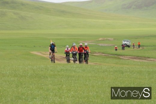 몽골 대초원을 함께 달리는 자전거여행객들. /사진=박정웅 기자
