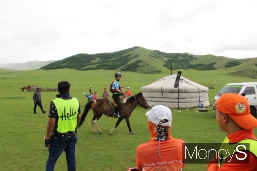 자전거여행객 중 최희락씨가 유목민이 내준 말에 앉았다. 25년 전 첫 몽골여행에서 말을 탔다는 그의 승마실력은 몽골인도 놀라는 수준급이라고 한다. /사진=박정웅 기자