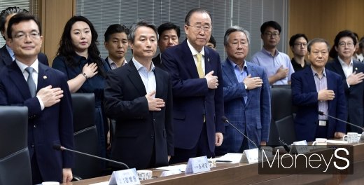 [머니S포토] 국민의례하는 반기문 위원장