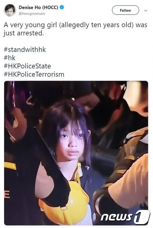 일 홍콩에서 벌어진 시위 현장에서 열 살 남짓 어린아이가 경찰에 체포되고 있다. /사진=뉴스1(데니스 호 트위터 캡처)