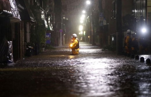 19호 태풍 '하기비스'가 지나간 지난 12일 일본 도쿄의 한 침수된 도로를 구조대원이 지나고 있다. /사진=로이터